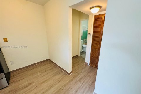 Villa ou maison à louer à Miami, Floride: 1 chambre, 73.39 m2 № 1934065 - photo 7