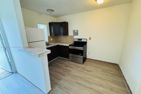 Villa ou maison à louer à Miami, Floride: 1 chambre, 73.39 m2 № 1934065 - photo 3