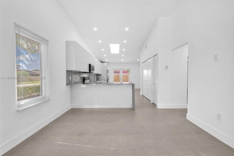 Touwnhouse à louer à Miami, Floride: 2 chambres, 110.18 m2 № 2007354 - photo 3