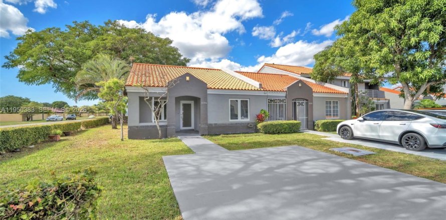 Touwnhouse à Miami, Floride 2 chambres, 110.18 m2 № 2007354