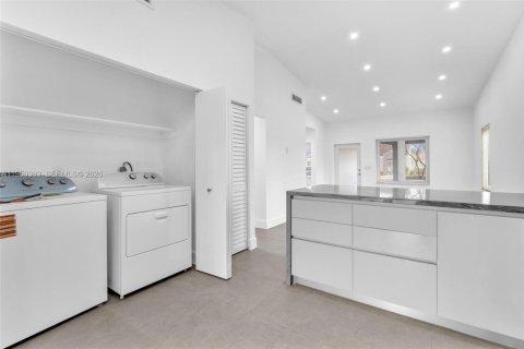 Touwnhouse à louer à Miami, Floride: 2 chambres, 110.18 m2 № 2007354 - photo 6