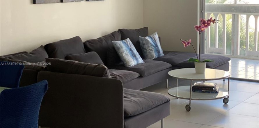 Condo in Hallandale Beach, Florida, 2 bedrooms № 1855259
