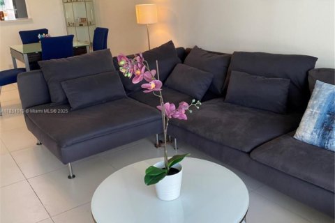Condo in Hallandale Beach, Florida, 2 bedrooms  № 1855259 - photo 16