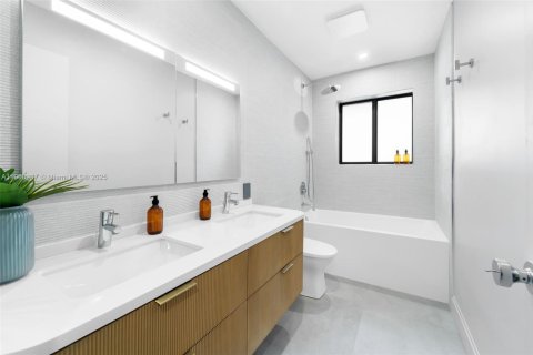 House in Miami, Florida 3 bedrooms, 164.9 sq.m. № 1965407 - photo 23