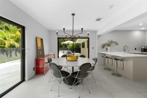 House in Miami, Florida 3 bedrooms, 164.9 sq.m. № 1965407 - photo 17