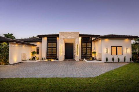 House in Davie, Florida 5 bedrooms, 351.26 sq.m. № 2061544