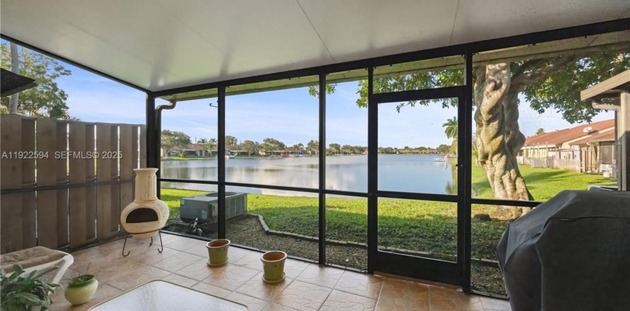 Adosado en Dania Beach, Florida 2 dormitorios, 120.03 m2 № 2019193