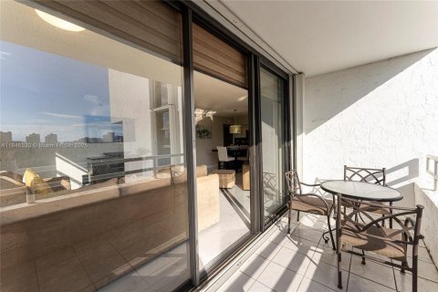 Condo in Aventura, Florida, 2 bedrooms  № 2061263 - photo 14