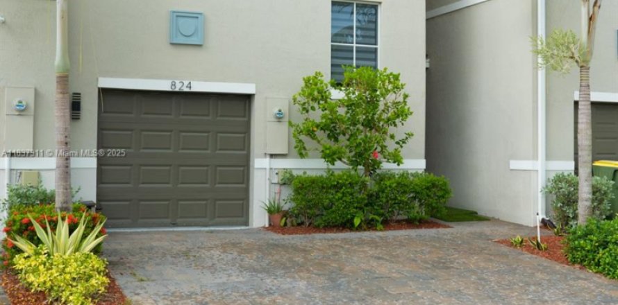 Townhouse in Homestead, Florida 3 bedrooms, 151.24 sq.m. № 1832420