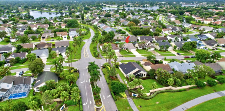 House in Wellington, Florida 2 bedrooms, 126.9 sq.m. № 777995
