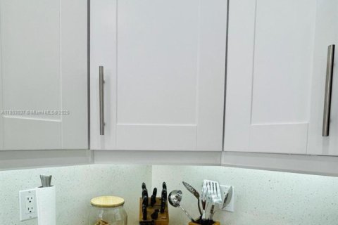 House in Pembroke Pines, Florida 3 bedrooms, 117.24 sq.m. № 1872361 - photo 12