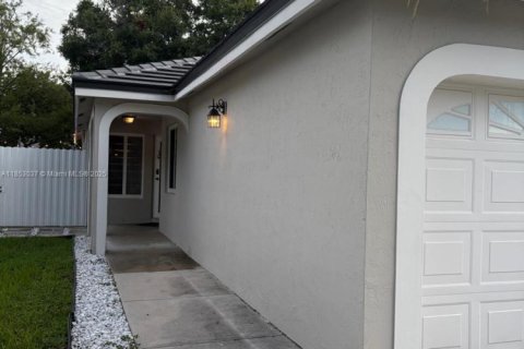 House in Pembroke Pines, Florida 3 bedrooms, 117.24 sq.m. № 1872361 - photo 2