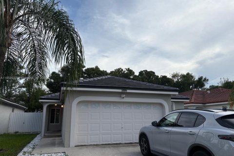 House in Pembroke Pines, Florida 3 bedrooms, 117.24 sq.m. № 1872361 - photo 1