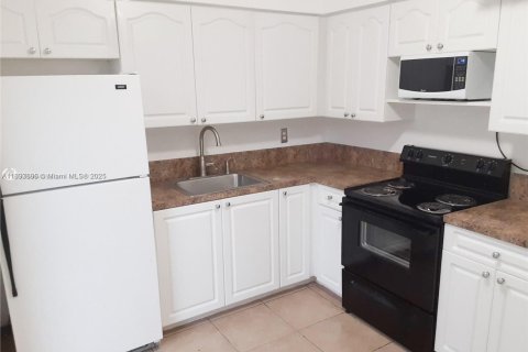 Commercial property in Hallandale Beach, Florida 152.36 sq.m. № 1945349 - photo 18