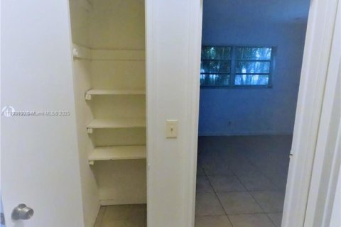 Commercial property in Hallandale Beach, Florida 152.36 sq.m. № 1945349 - photo 14