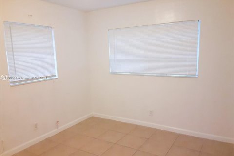 Commercial property in Hallandale Beach, Florida 152.36 sq.m. № 1945349 - photo 16