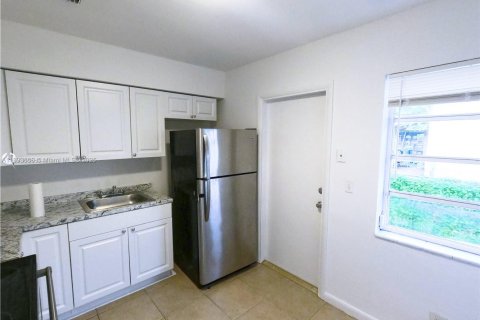 Commercial property in Hallandale Beach, Florida 152.36 sq.m. № 1945349 - photo 6