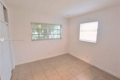 Commercial property in Hallandale Beach, Florida 152.36 sq.m. № 1945349 - photo 11