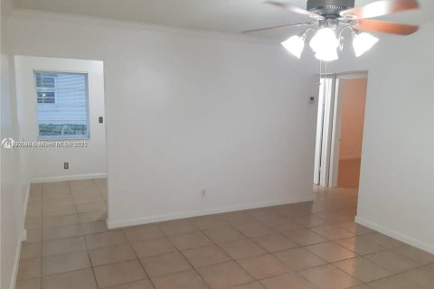 Commercial property in Hallandale Beach, Florida 152.36 sq.m. № 1945349 - photo 4