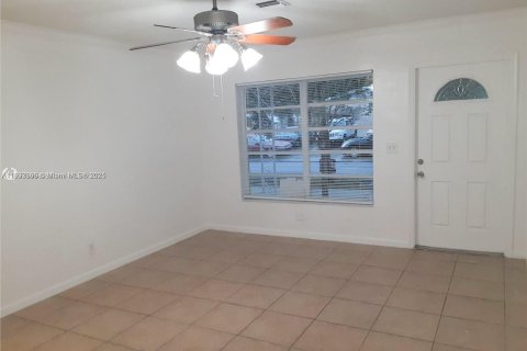 Commercial property in Hallandale Beach, Florida 152.36 sq.m. № 1945349 - photo 2
