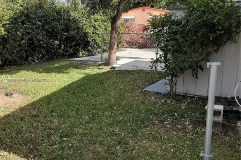 Commercial property in Hallandale Beach, Florida 152.36 sq.m. № 1945349 - photo 21