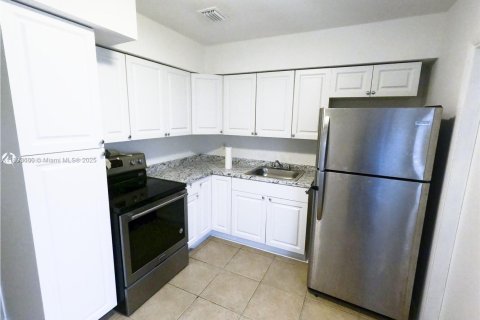 Commercial property in Hallandale Beach, Florida 152.36 sq.m. № 1945349 - photo 5