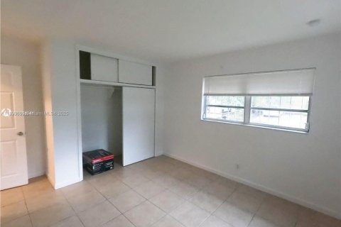 Commercial property in Hallandale Beach, Florida 152.36 sq.m. № 1945349 - photo 10