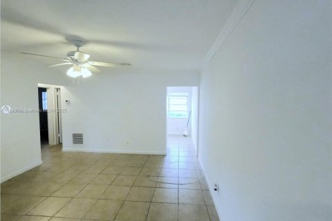 Commercial property in Hallandale Beach, Florida 152.36 sq.m. № 1945349 - photo 13