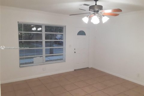 Commercial property in Hallandale Beach, Florida 152.36 sq.m. № 1945349 - photo 3