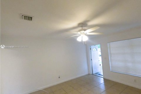 Commercial property in Hallandale Beach, Florida 152.36 sq.m. № 1945349 - photo 12