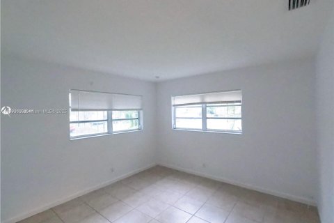 Commercial property in Hallandale Beach, Florida 152.36 sq.m. № 1945349 - photo 9