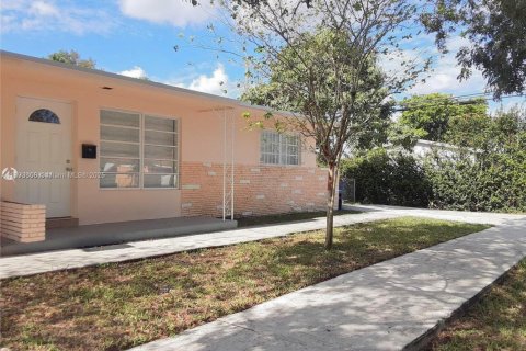 Commercial property in Hallandale Beach, Florida 152.36 sq.m. № 1945349 - photo 1