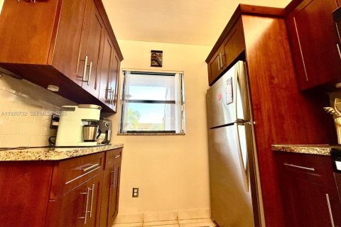 Condo in Pembroke Pines, Florida, 2 bedrooms № 1988359 - photo 19