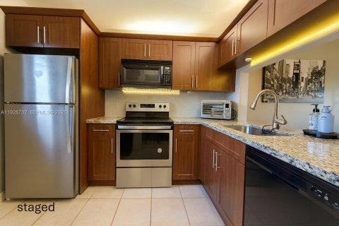 Condo in Pembroke Pines, Florida, 2 bedrooms № 1988359 - photo 2