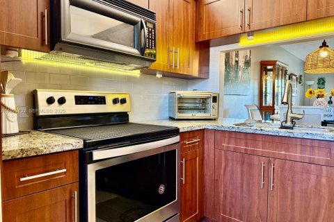 Condo in Pembroke Pines, Florida, 2 bedrooms № 1988359 - photo 17