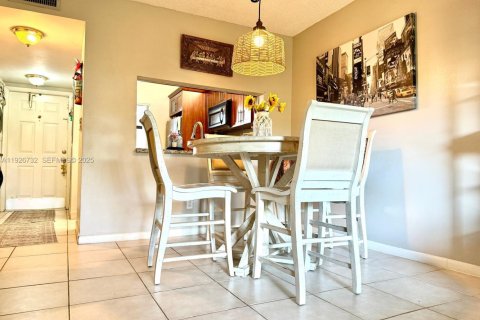 Condo in Pembroke Pines, Florida, 2 bedrooms № 1988359 - photo 22
