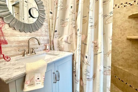 Condo in Pembroke Pines, Florida, 2 bedrooms № 1988359 - photo 4