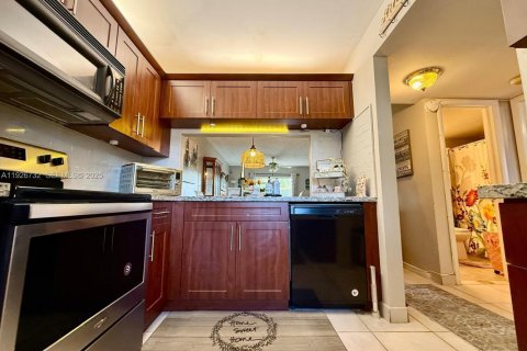 Condo in Pembroke Pines, Florida, 2 bedrooms № 1988359 - photo 15