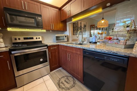 Condo in Pembroke Pines, Florida, 2 bedrooms № 1988359 - photo 14
