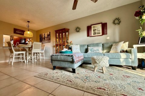 Condo in Pembroke Pines, Florida, 2 bedrooms № 1988359 - photo 10