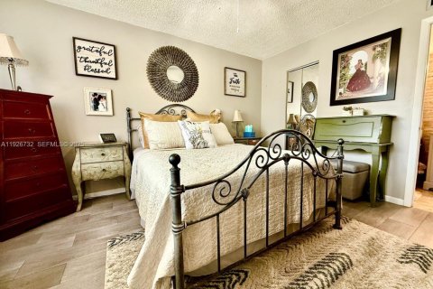 Condo in Pembroke Pines, Florida, 2 bedrooms № 1988359 - photo 25