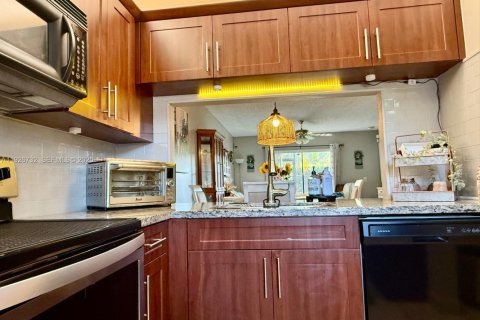 Condo in Pembroke Pines, Florida, 2 bedrooms № 1988359 - photo 16