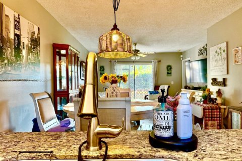 Condo in Pembroke Pines, Florida, 2 bedrooms № 1988359 - photo 20