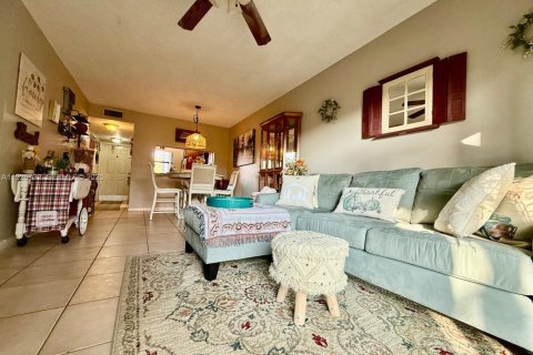 Condo in Pembroke Pines, Florida, 2 bedrooms № 1988359 - photo 11