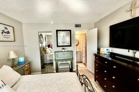 Condo in Pembroke Pines, Florida, 2 bedrooms № 1988359 - photo 26