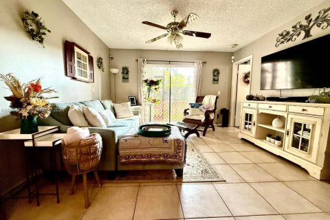 Condo in Pembroke Pines, Florida, 2 bedrooms № 1988359 - photo 12