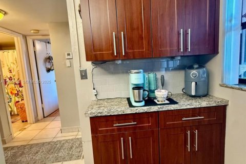 Condo in Pembroke Pines, Florida, 2 bedrooms № 1988359 - photo 18