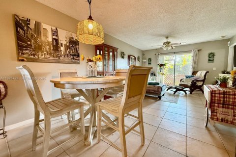 Condo in Pembroke Pines, Florida, 2 bedrooms № 1988359 - photo 23