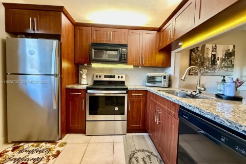 Condo in Pembroke Pines, Florida, 2 bedrooms № 1988359 - photo 13