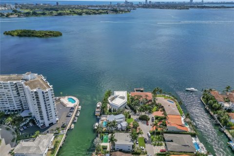 House in North Miami, Florida 5 bedrooms, 344.2 sq.m. № 2082054 - photo 6